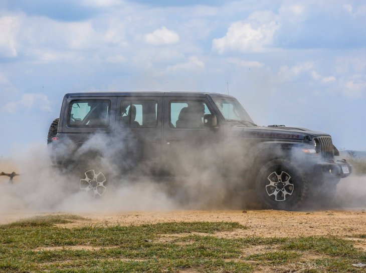 Land Rover Defender x Jeep Wrangler Rubicon