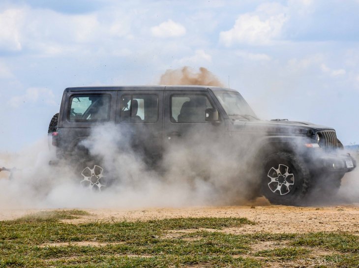 Land Rover Defender x Jeep Wrangler Rubicon