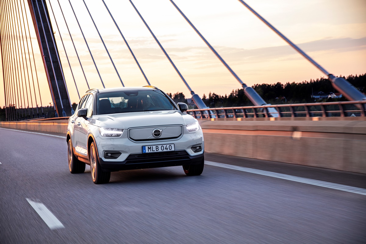 Volvo Xc40 Recharge P8 Awd In Glacier Silver