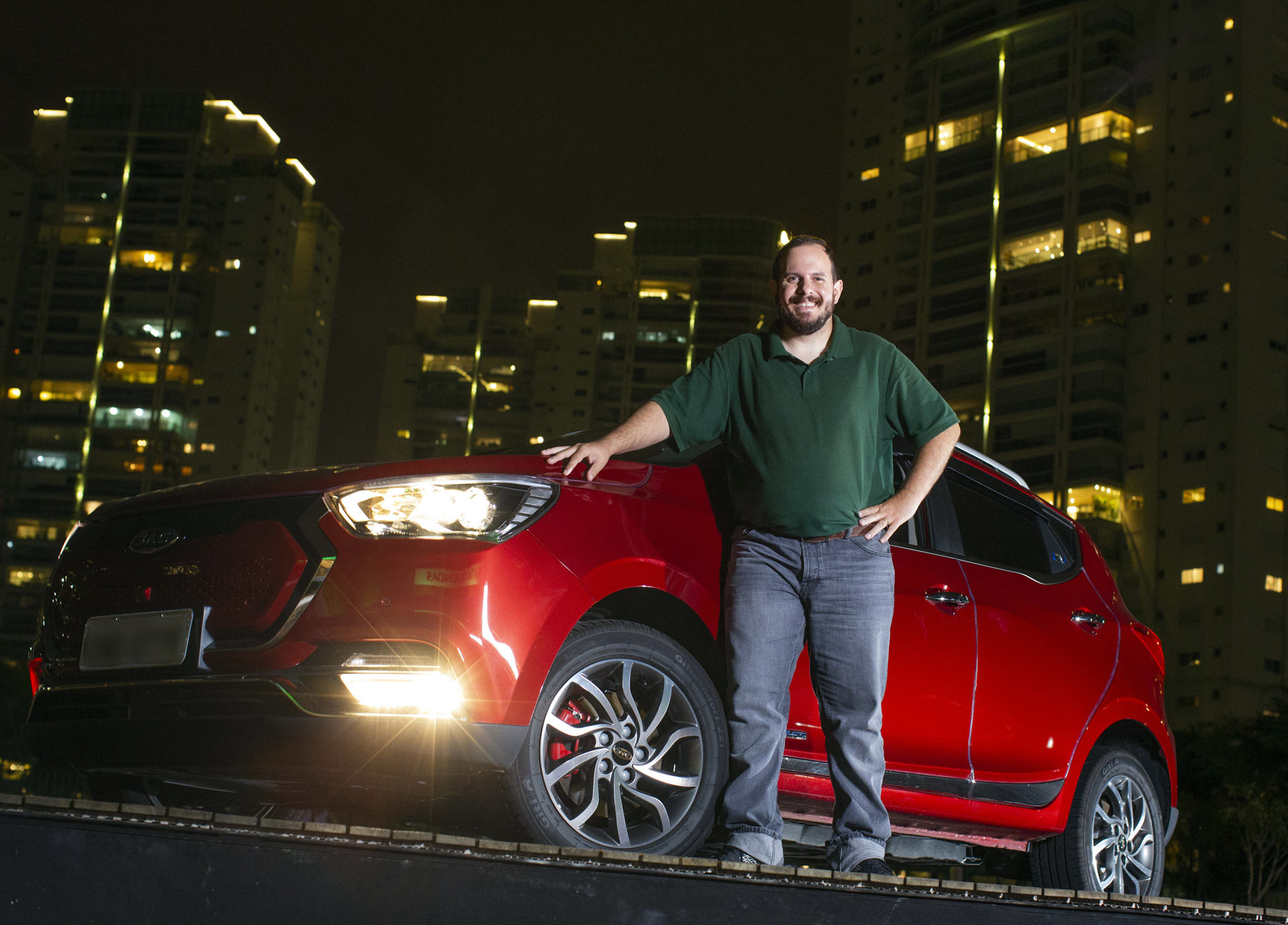 Thiago Garcia, do canal "Meu Carro Elétrico", e seu JAC iEV40