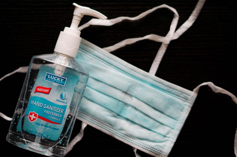 Álcool gel e máscaras são essenciais em tempos de pandemia