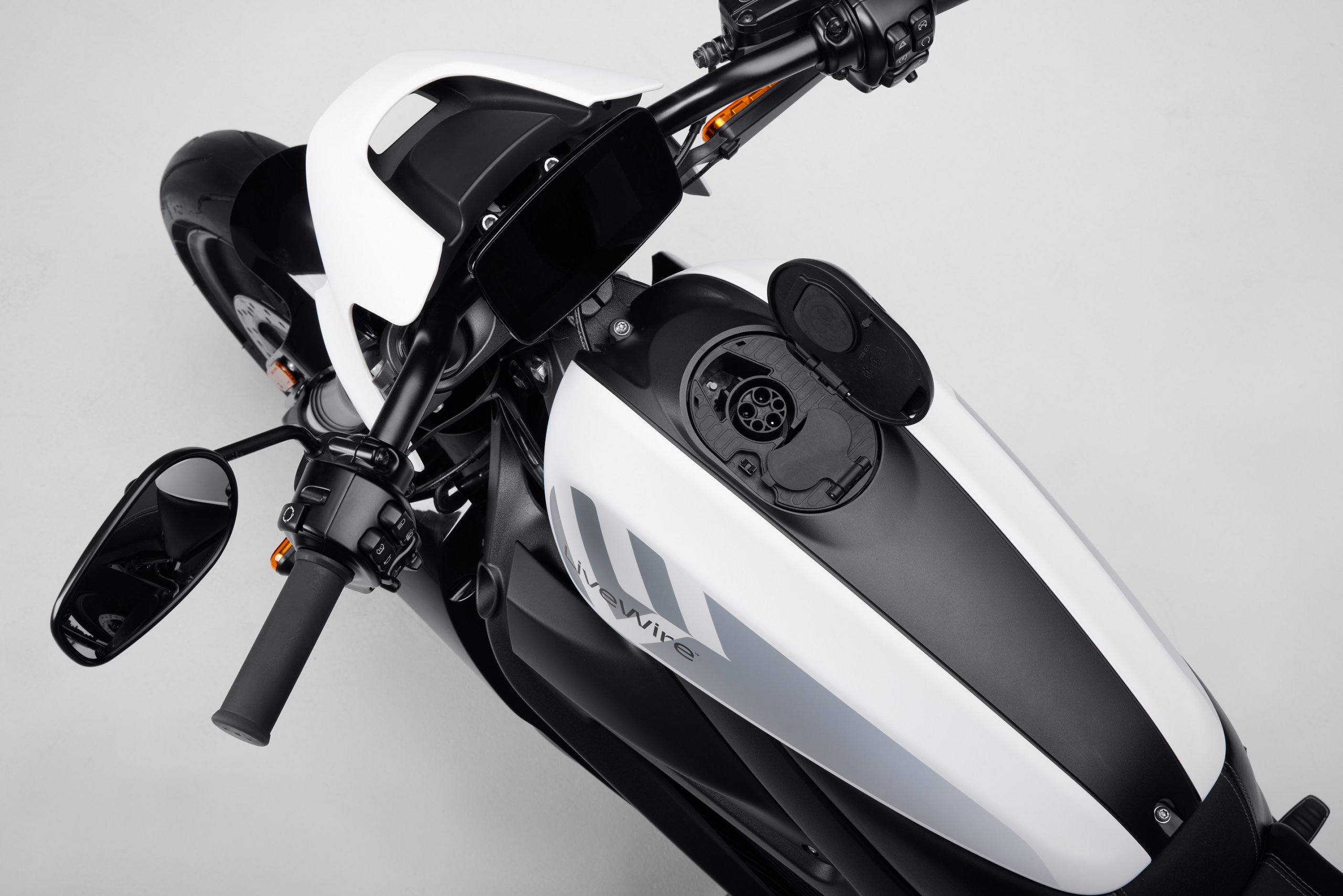 Livewire 2021 Wht 007