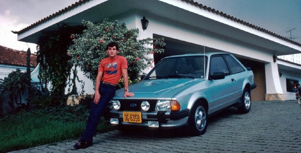 O tricampeão mundial de Fórmula 1 Ayrton Senna foi proprietário de um Escort XR3