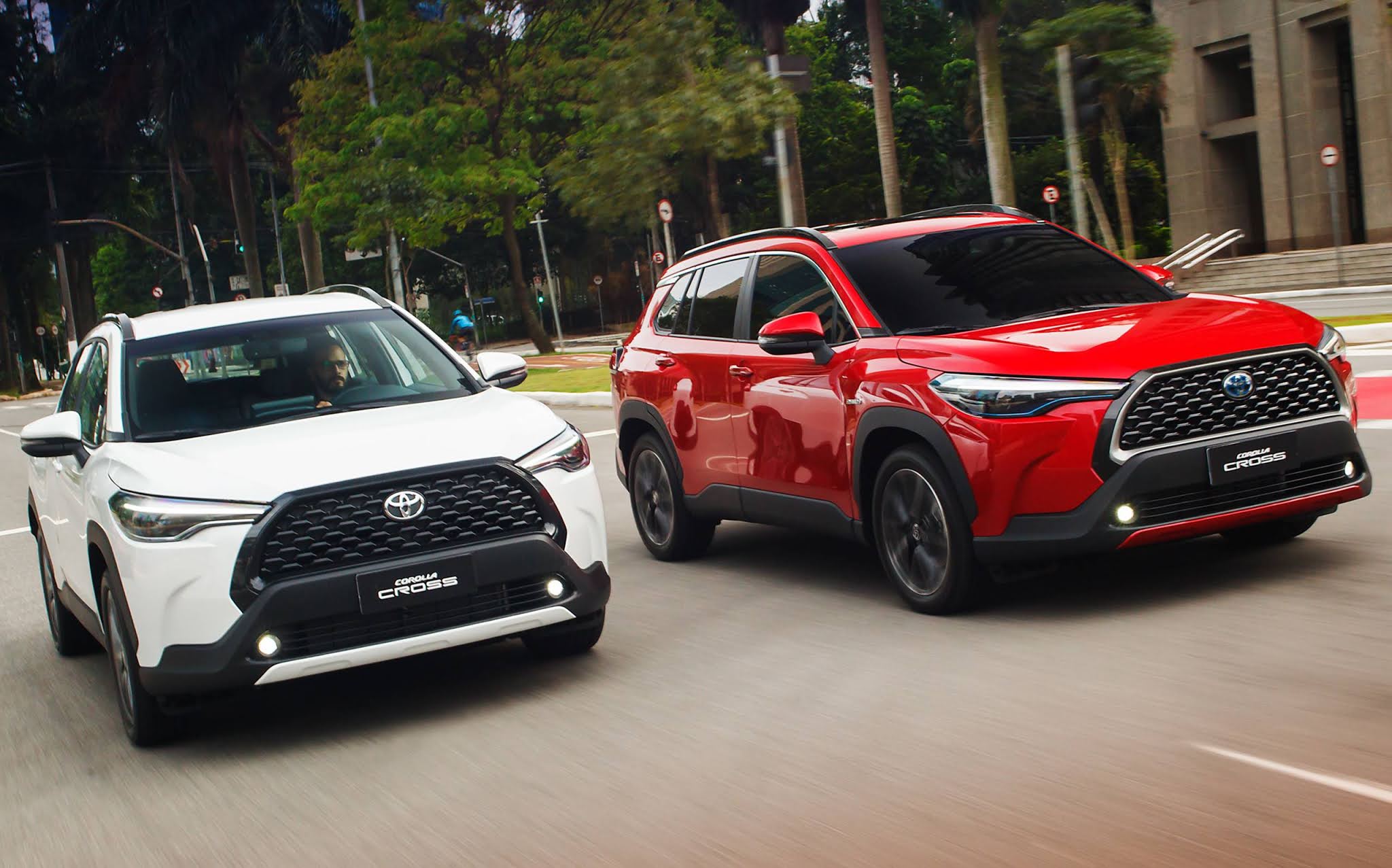 Toyota Corolla Cross possui versões flex somente a combustão e híbrida