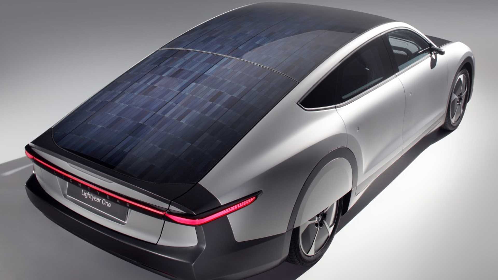Painéis fotovoltaicos captam a luz solar para gerar energia extra à bateria