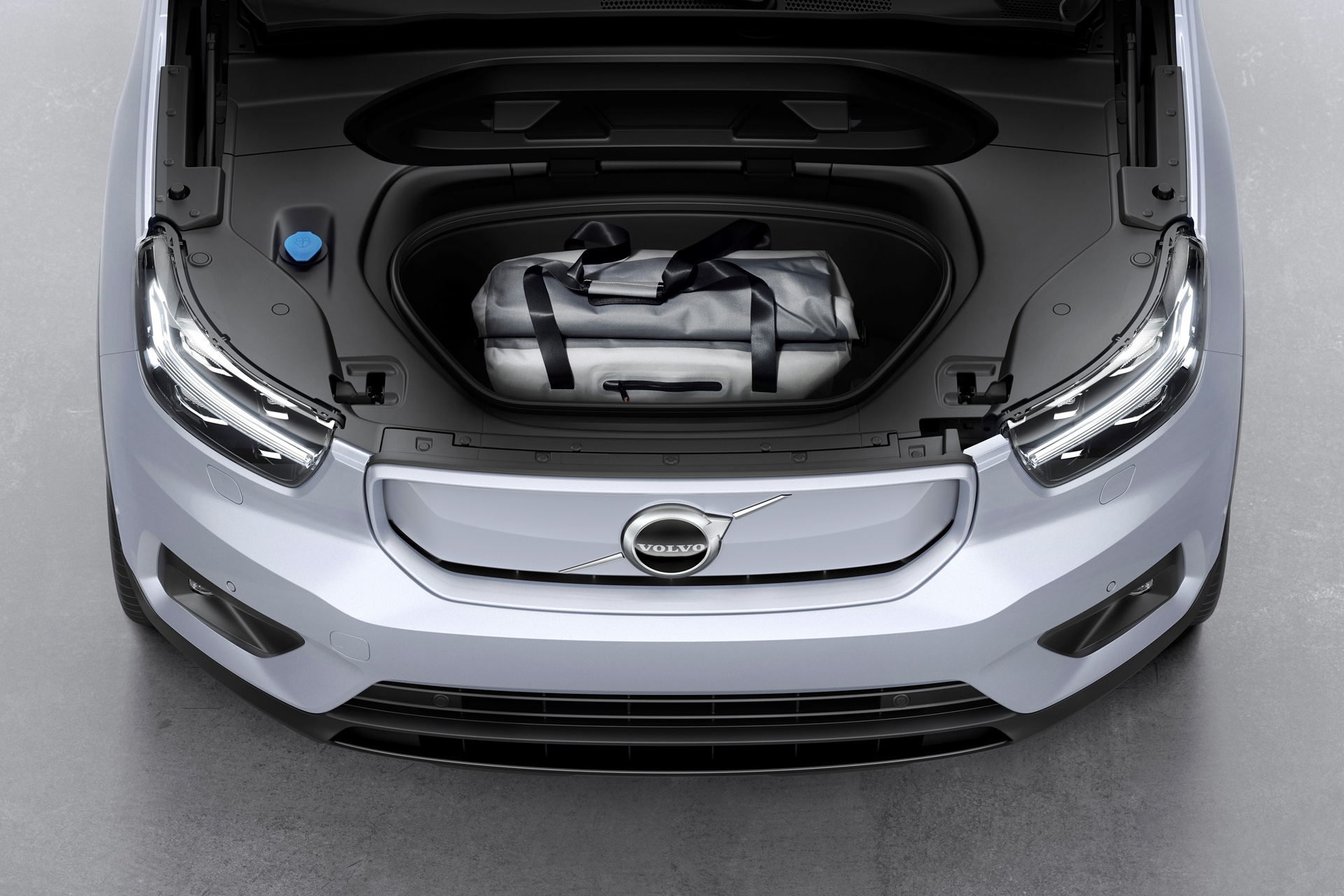 Volvo Xc40 Recharge P8 Awd In Glacier Silver