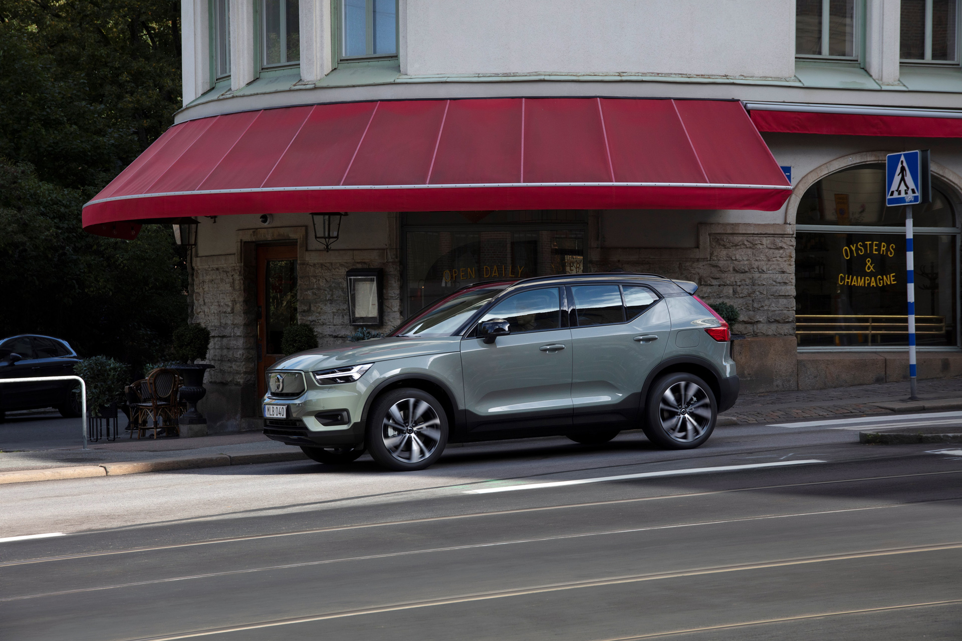 Volvo Xc40 Recharge P8 Awd In Sage Green