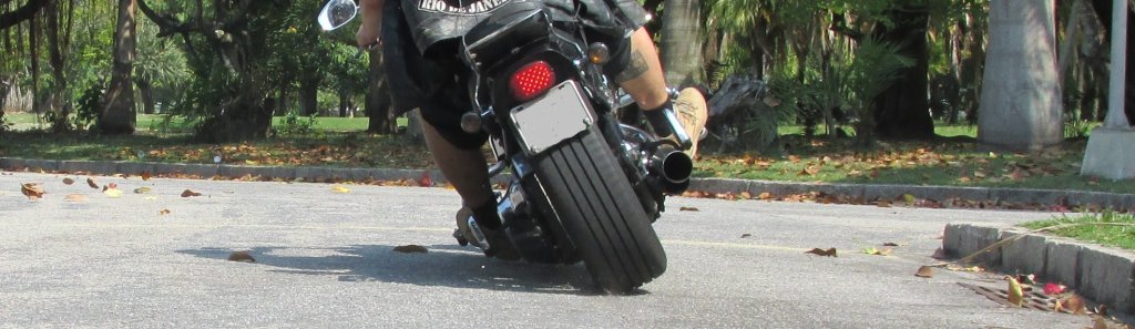 3. Pneu E Carro Na Moto Destacada