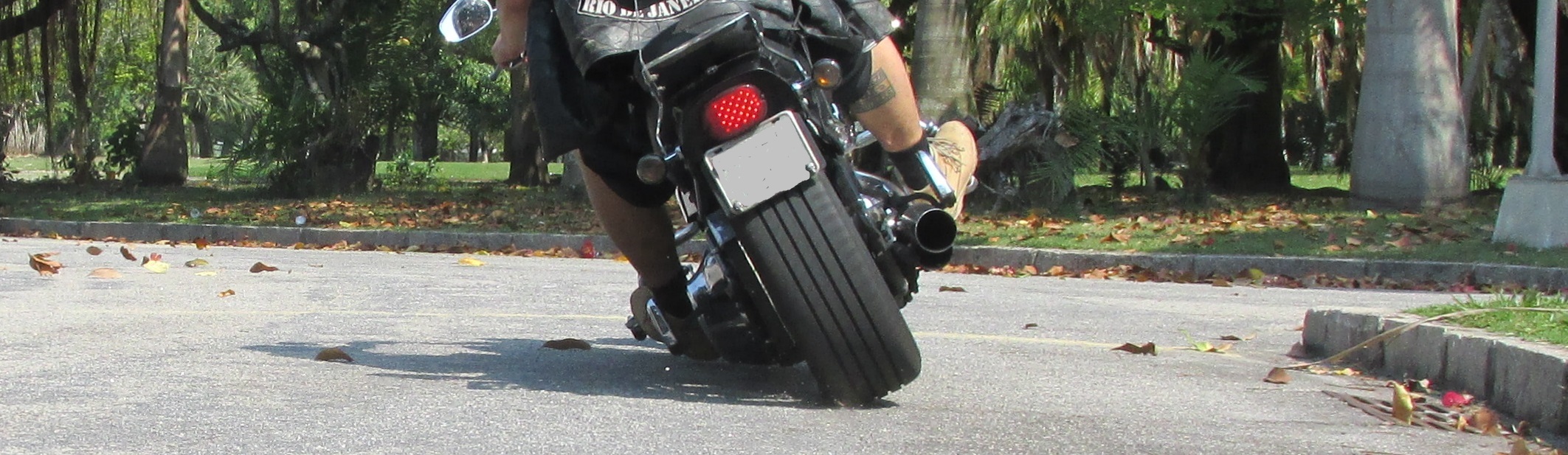 3. Pneu E Carro Na Moto Destacada
