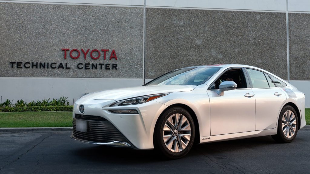 2021 Toyota Mirai Guiness Record 37 Rt 1500x843