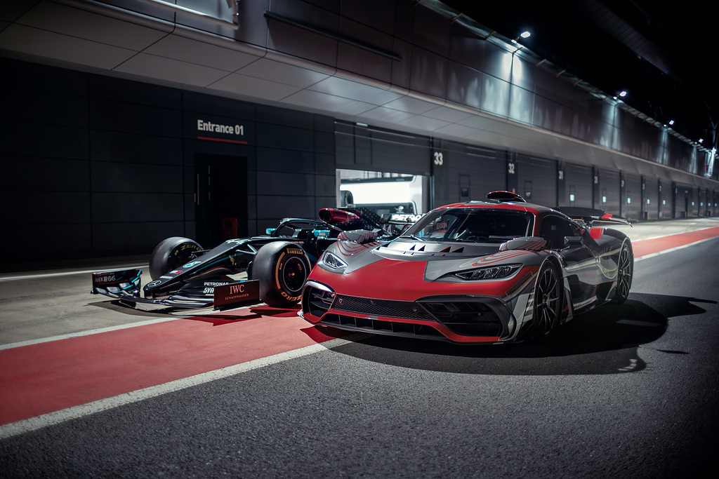Neue Mercedes Amg Marketingkampagne „after Work“ Mit Lewis Hamilton New Mercedes Amg Marketing Campaign "after Work" With Lewis Hamilton