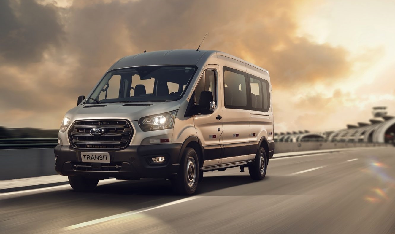Ford Transit Minibus 2022 Cinza De Frente Em Movimento 1536x1024