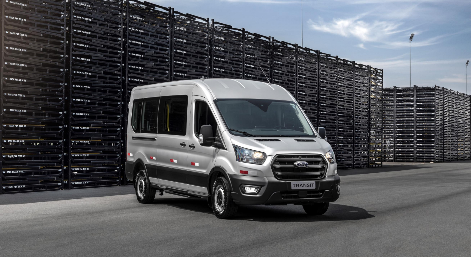 Ford Transit Frente Prata Modelo Curto De Passageiros