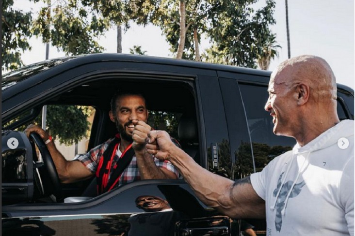The Rock Presente Fa Ford F 150 Raptor 732x488
