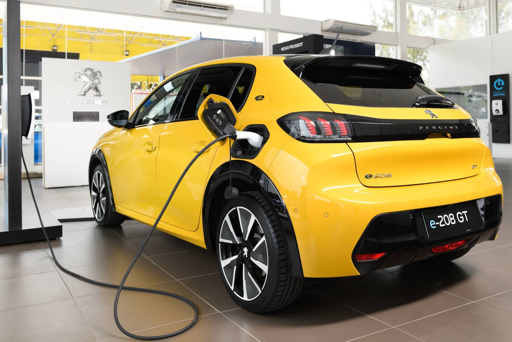 Peugeot E 208 (1)