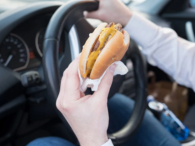 Comer No Carro