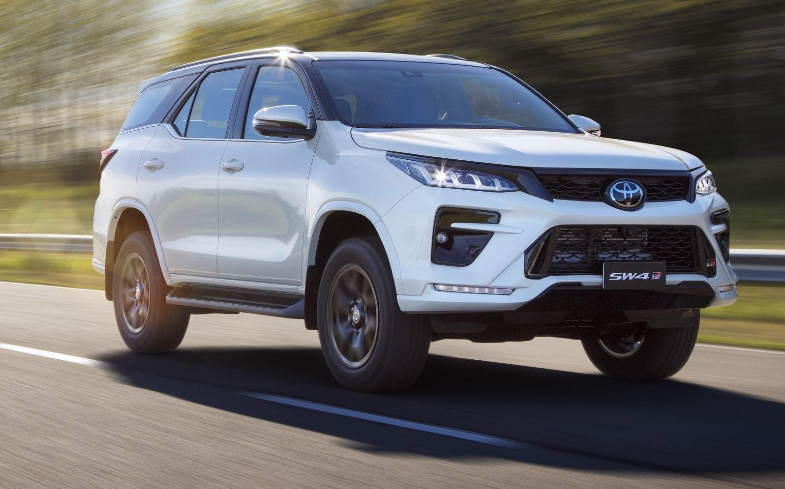 Toyota Hilux Sw4 Gr S (6)