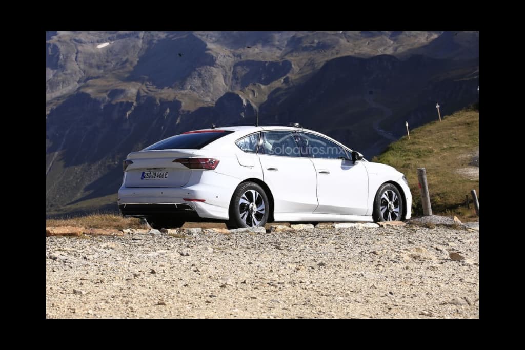 Flagra do novo Volkswagen Passat elétrico na Áustria