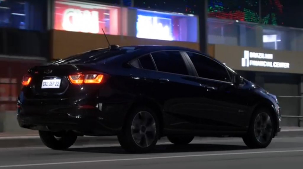 Cruze RS (hatch) e Midnight (sedã)