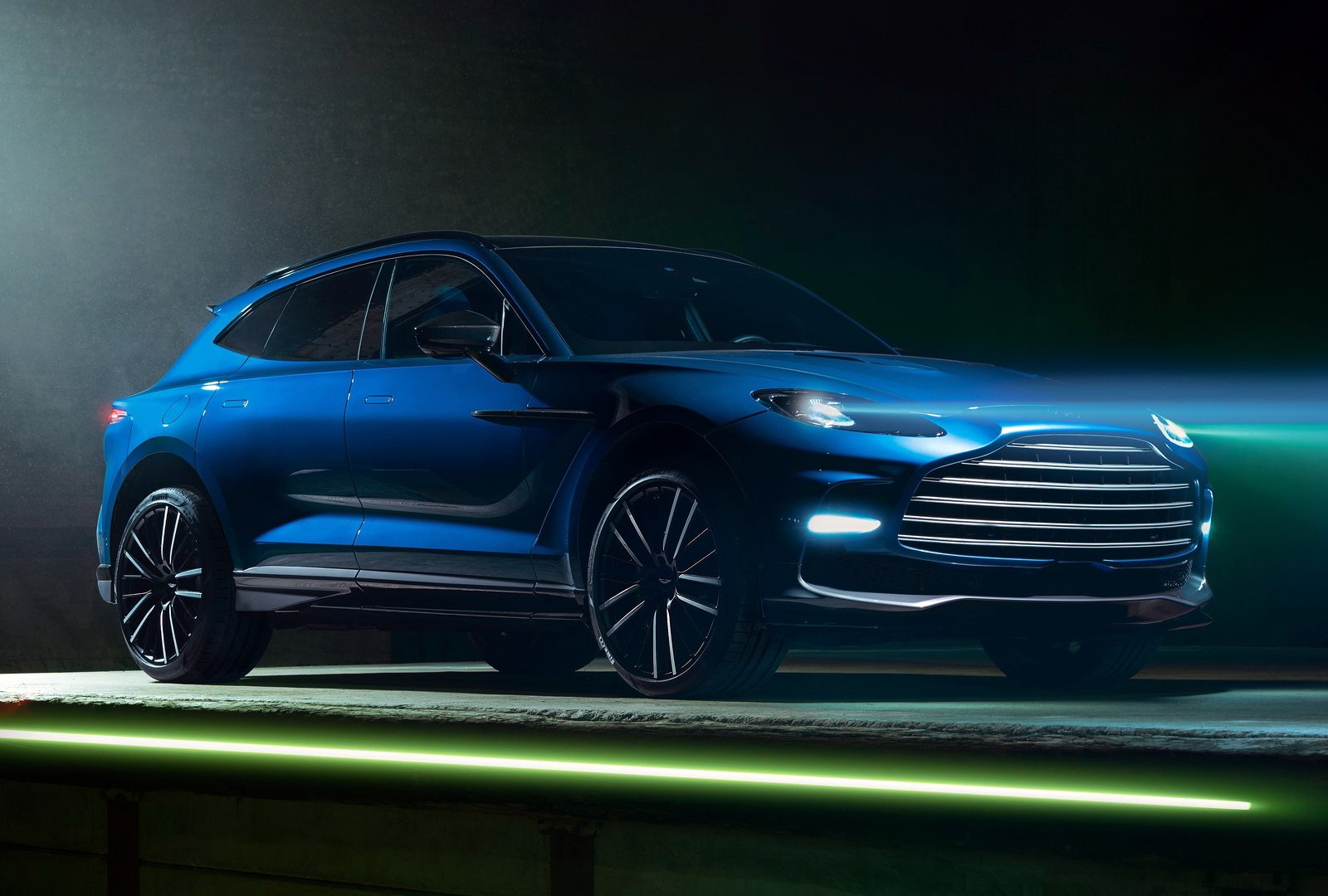 Aston Martin DBX707