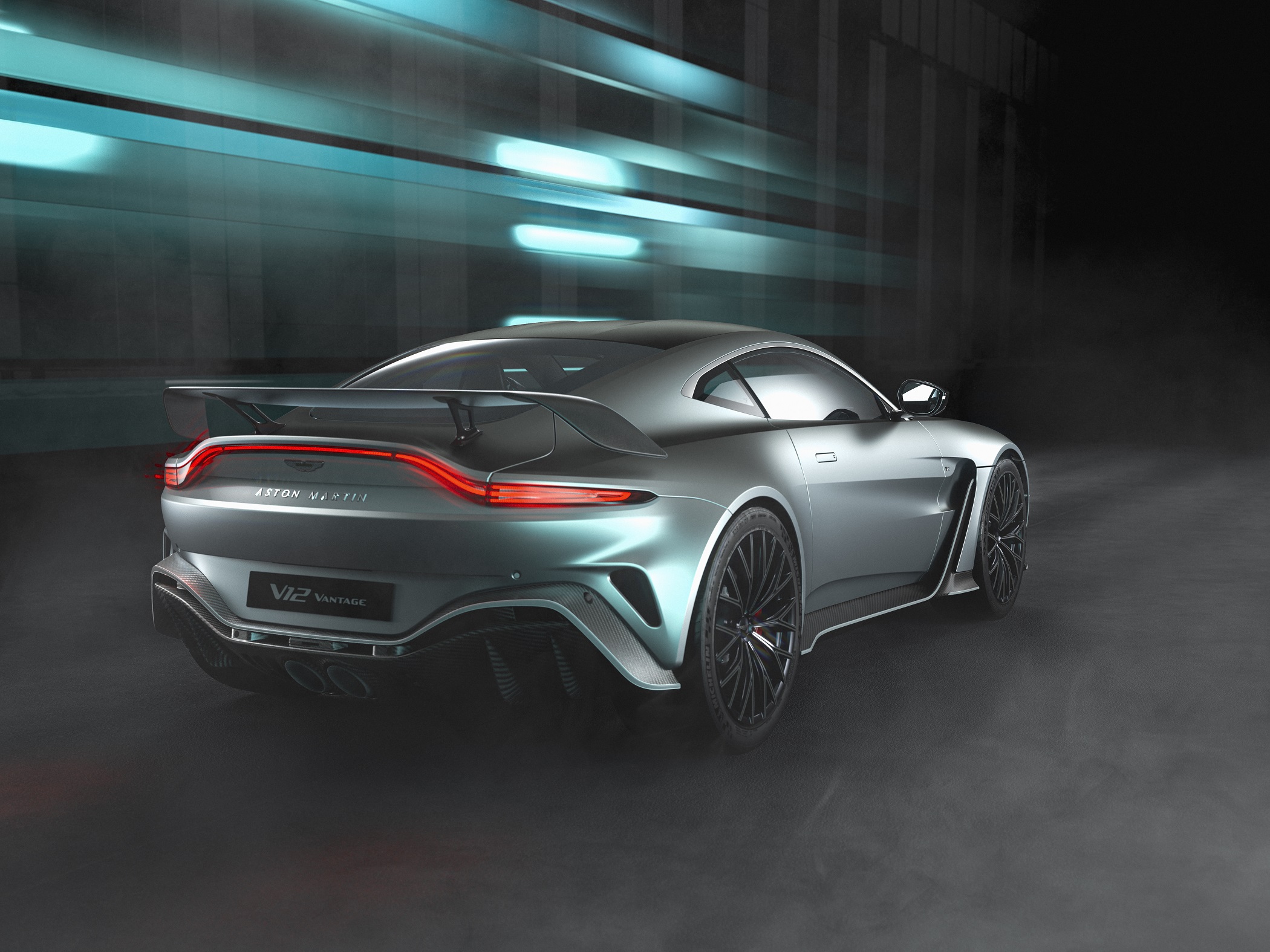 Aston Martin Vantage V12 (2)
