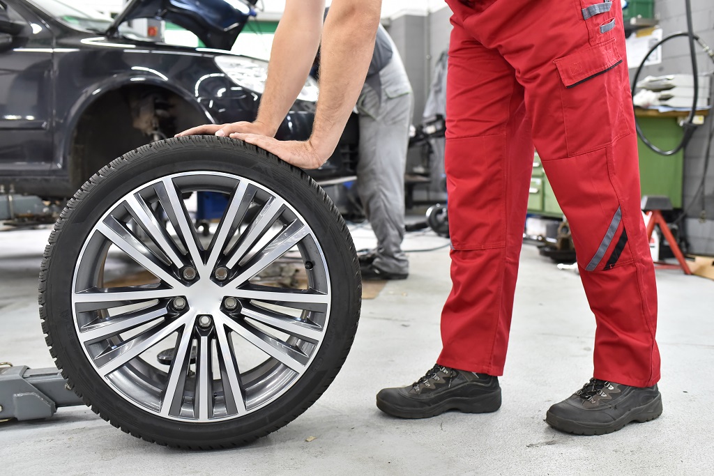 Reifenwechsel Beim Auto In Der Werkstatt // Tire Change At The C