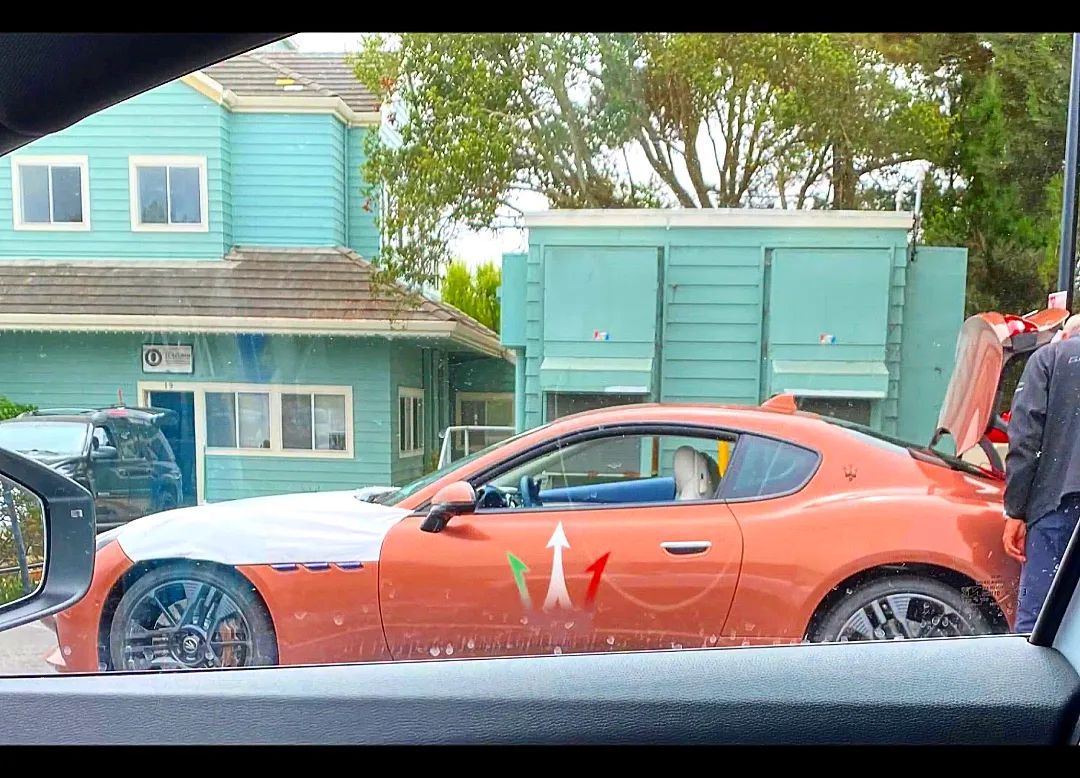 Maserati GranTurismo Folgore EV 2023 é flagrado sem disfarces