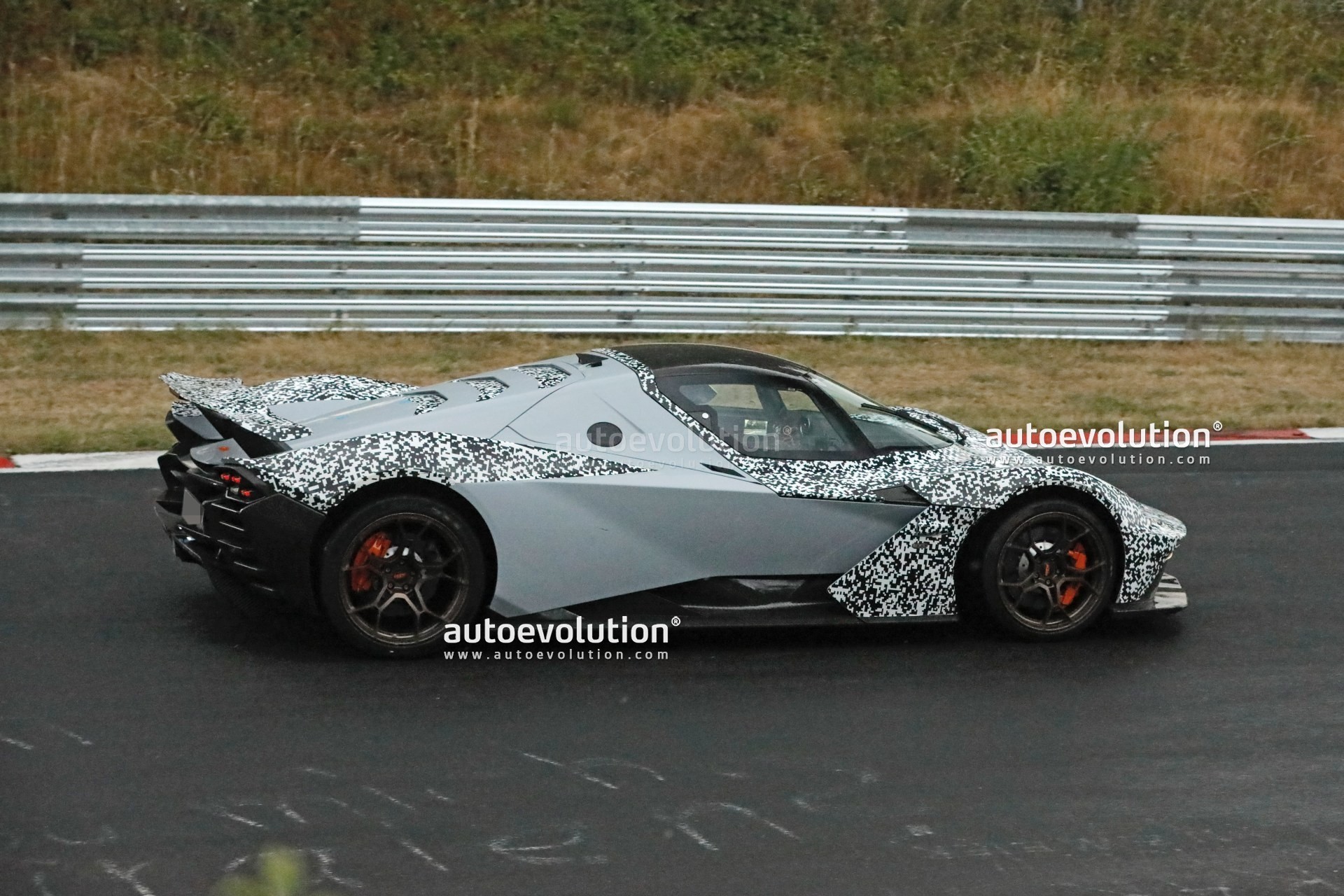 KTM X-Bow GTX 2023 surge camuflado em Nürburgring