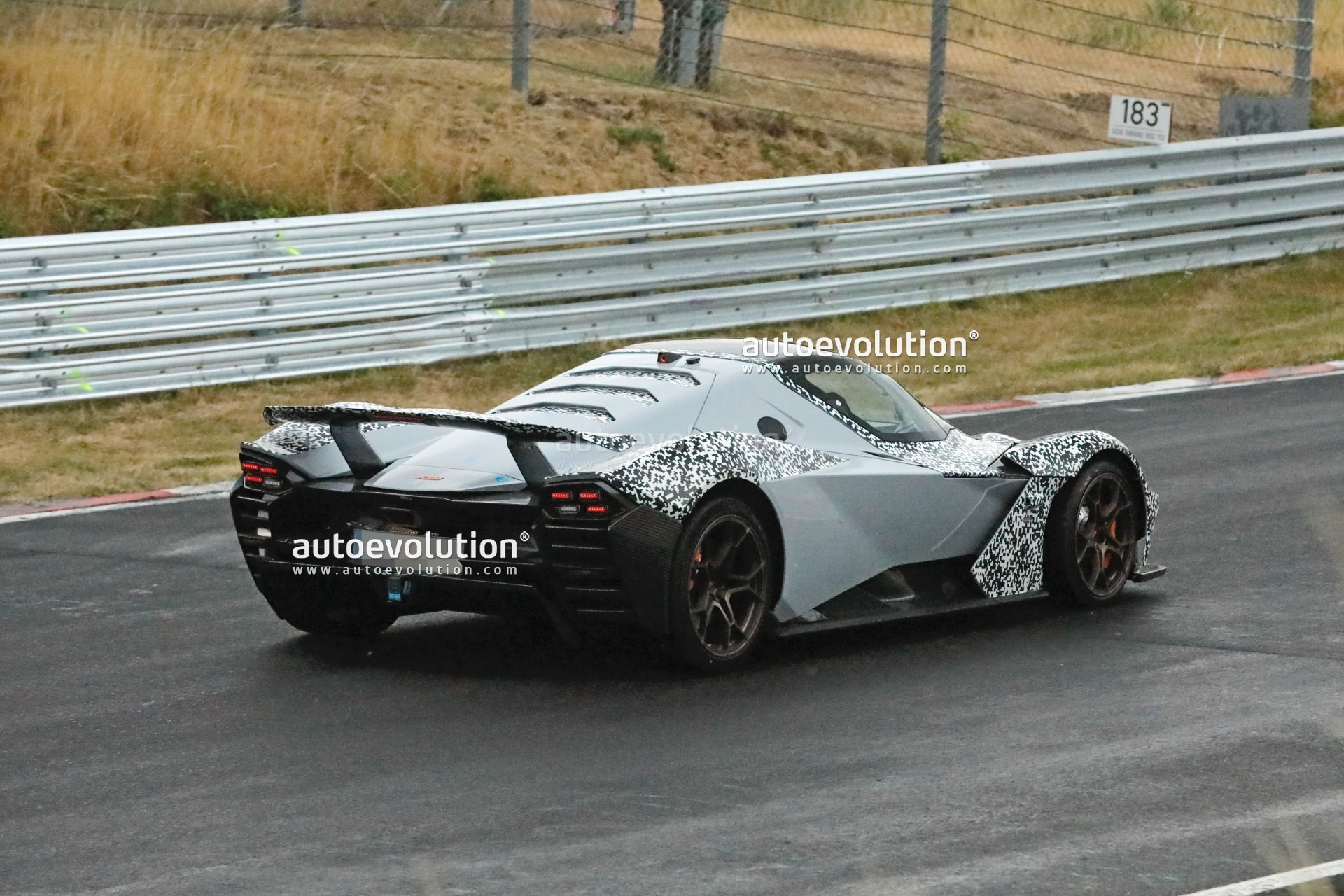 KTM X-Bow GTX 2023 surge camuflado em Nürburgring