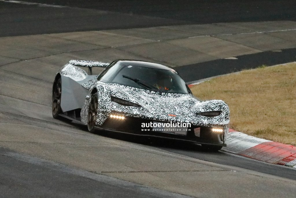 KTM X-Bow GTX 2023 surge camuflado em Nürburgring