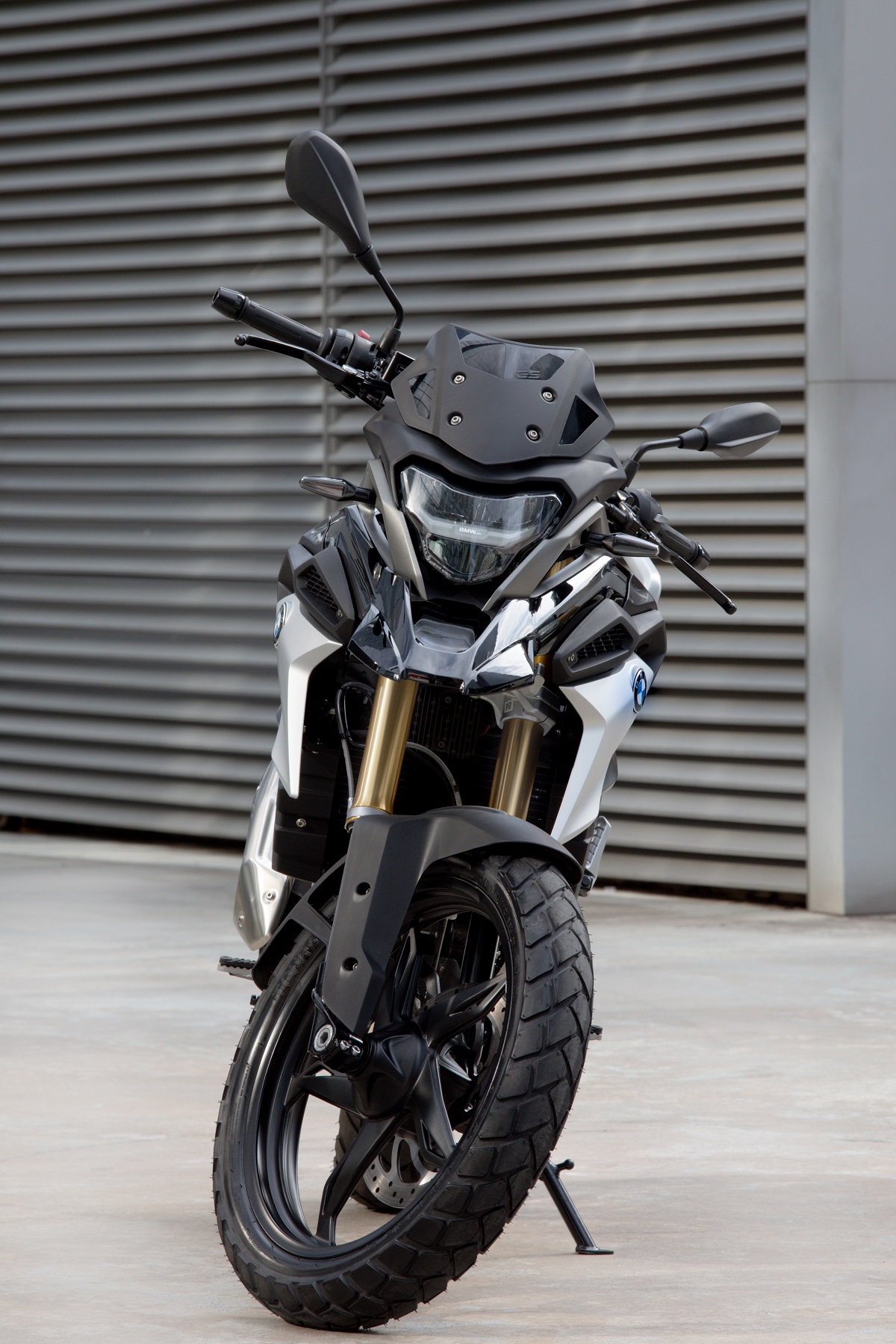 Moto tem design esportivo