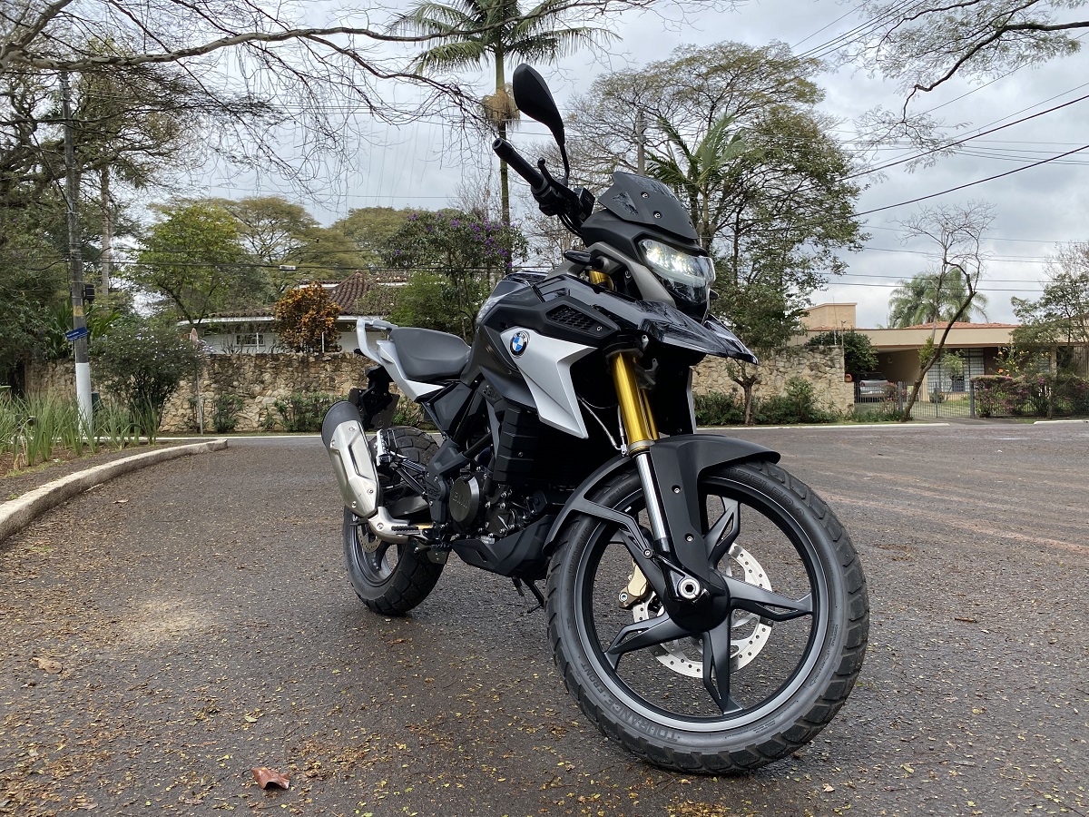 Suspensão dianteira é invertida com curso de 18 cm