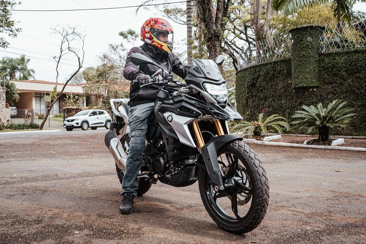 Moto tem rodas de liga leve