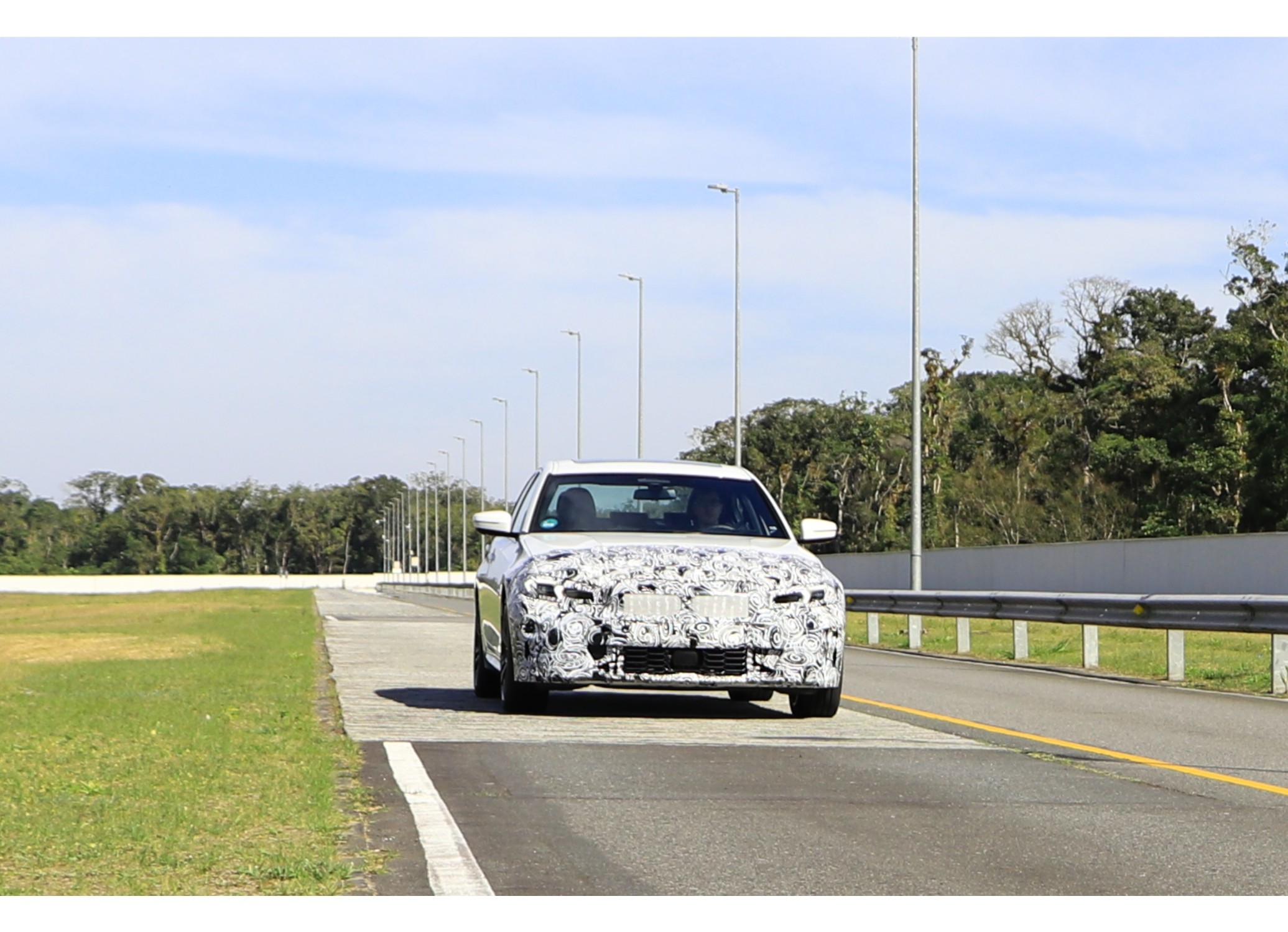 Nova geração do BMW Série 3 camuflado em teste