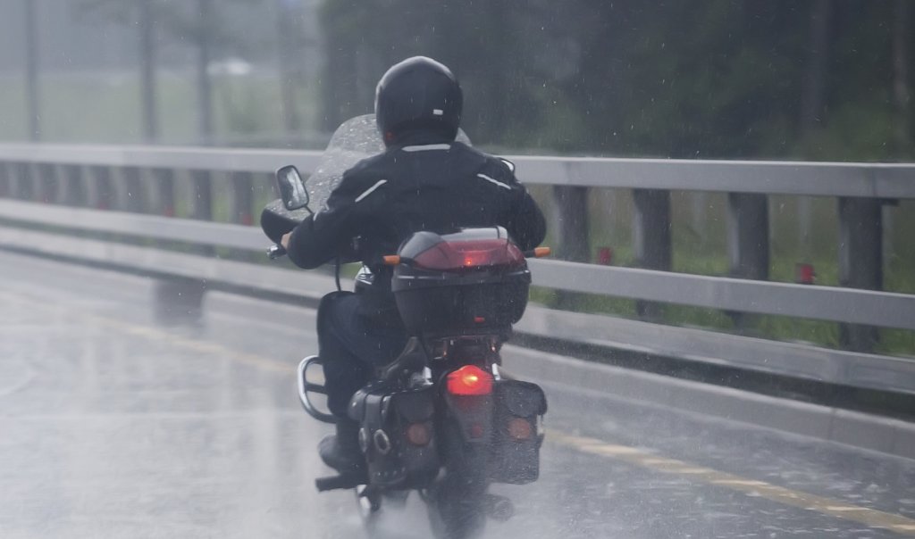 Moto Na Chuva