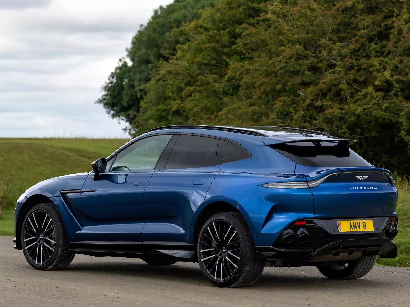 Aston Martin Dbx707 4