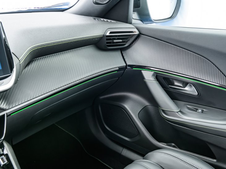 Peugeot E 2008 13