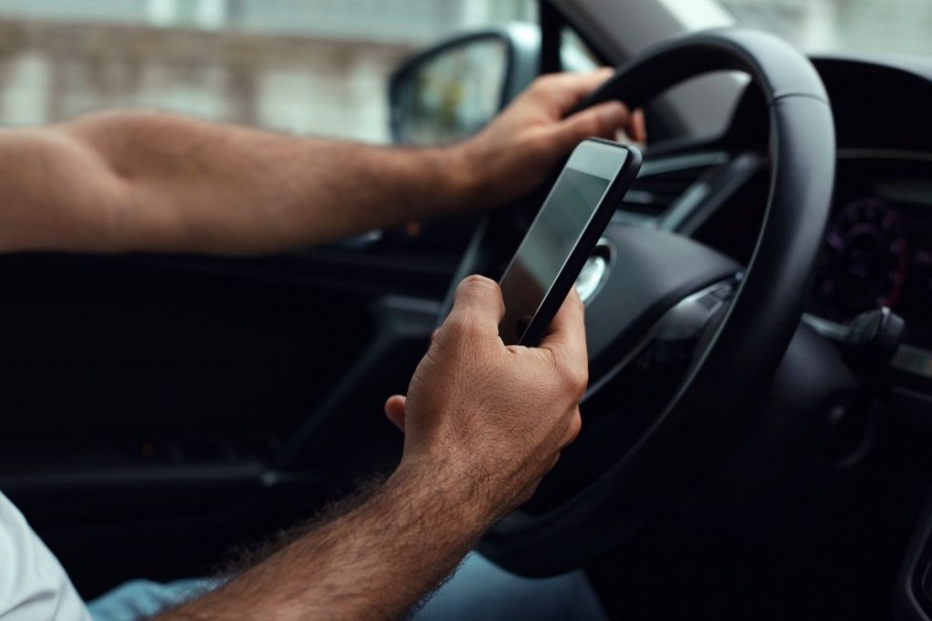 Multa por usar celular ao volante, você sabe como funciona?