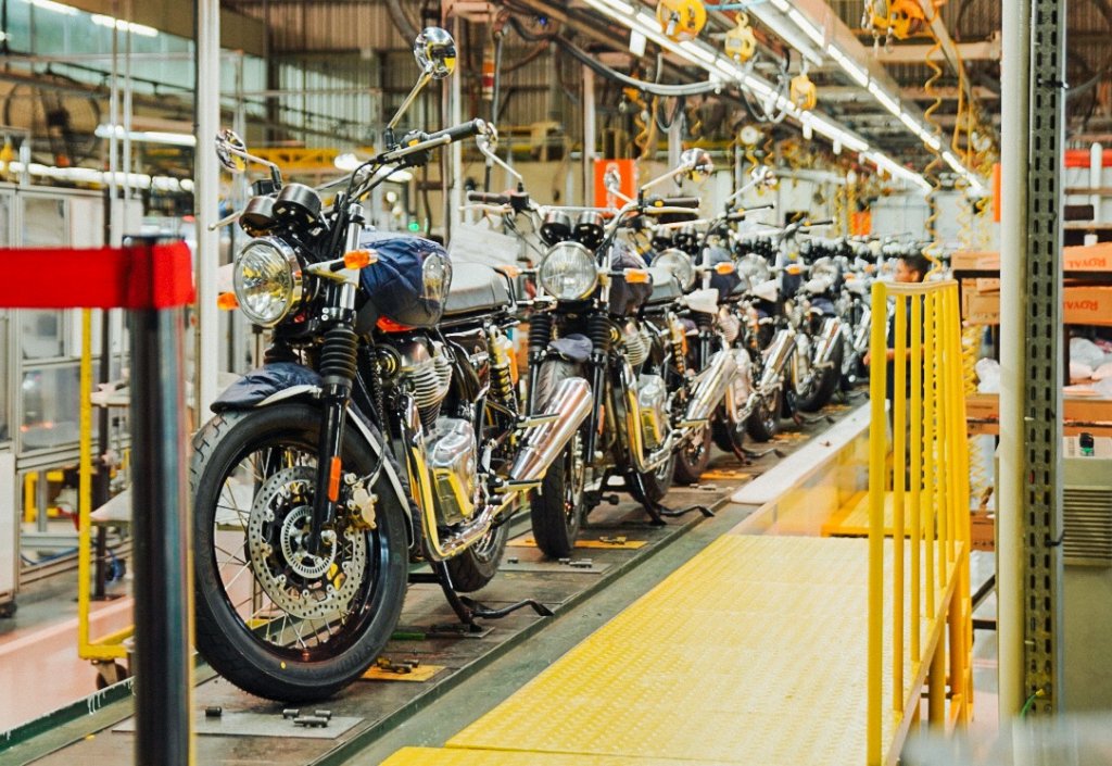 Motocicletas Na Linha De Montagem Da Royal Enfield Em Manaus