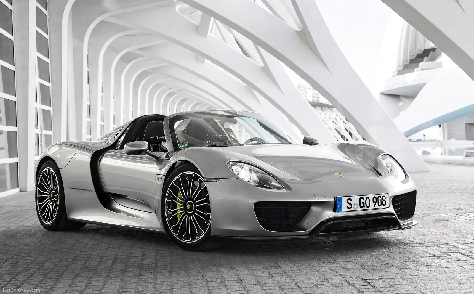 Porsche 918 Spyder 2015 01