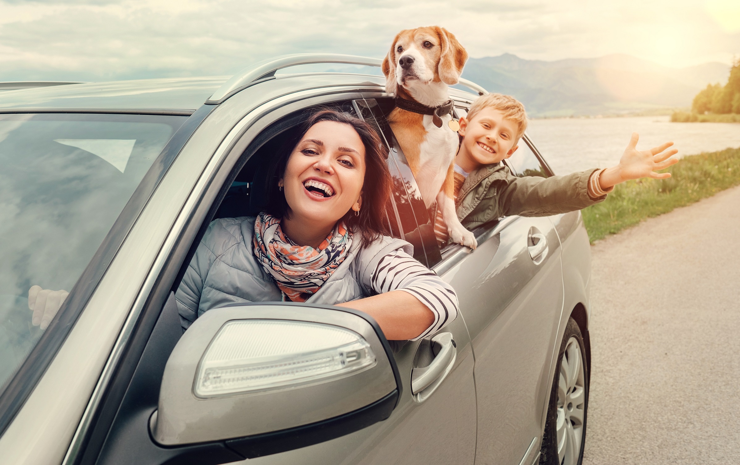 Happy,family,look,out,from,car,windows