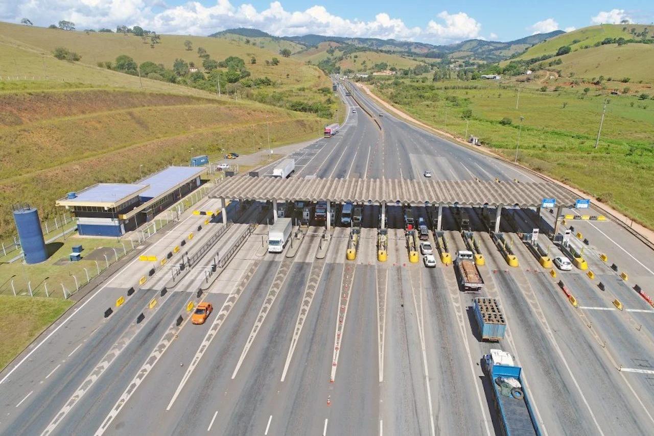 PL prevê a isenção de pedágio para motoristas autônomos