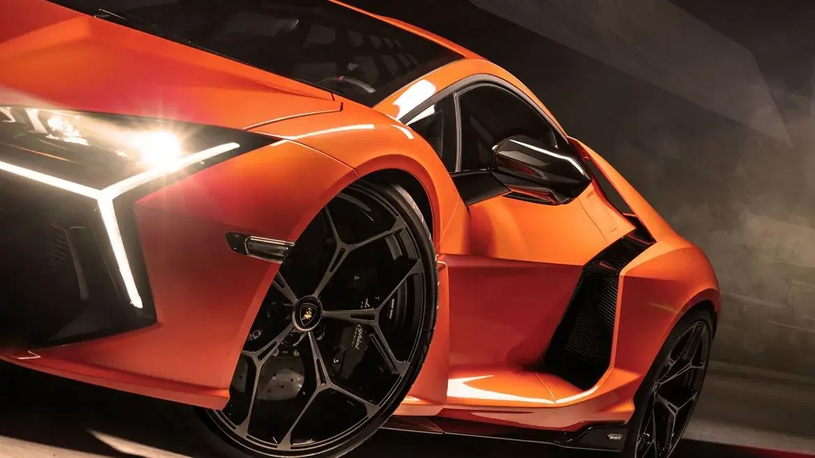 Lamborghini Revuelto 4