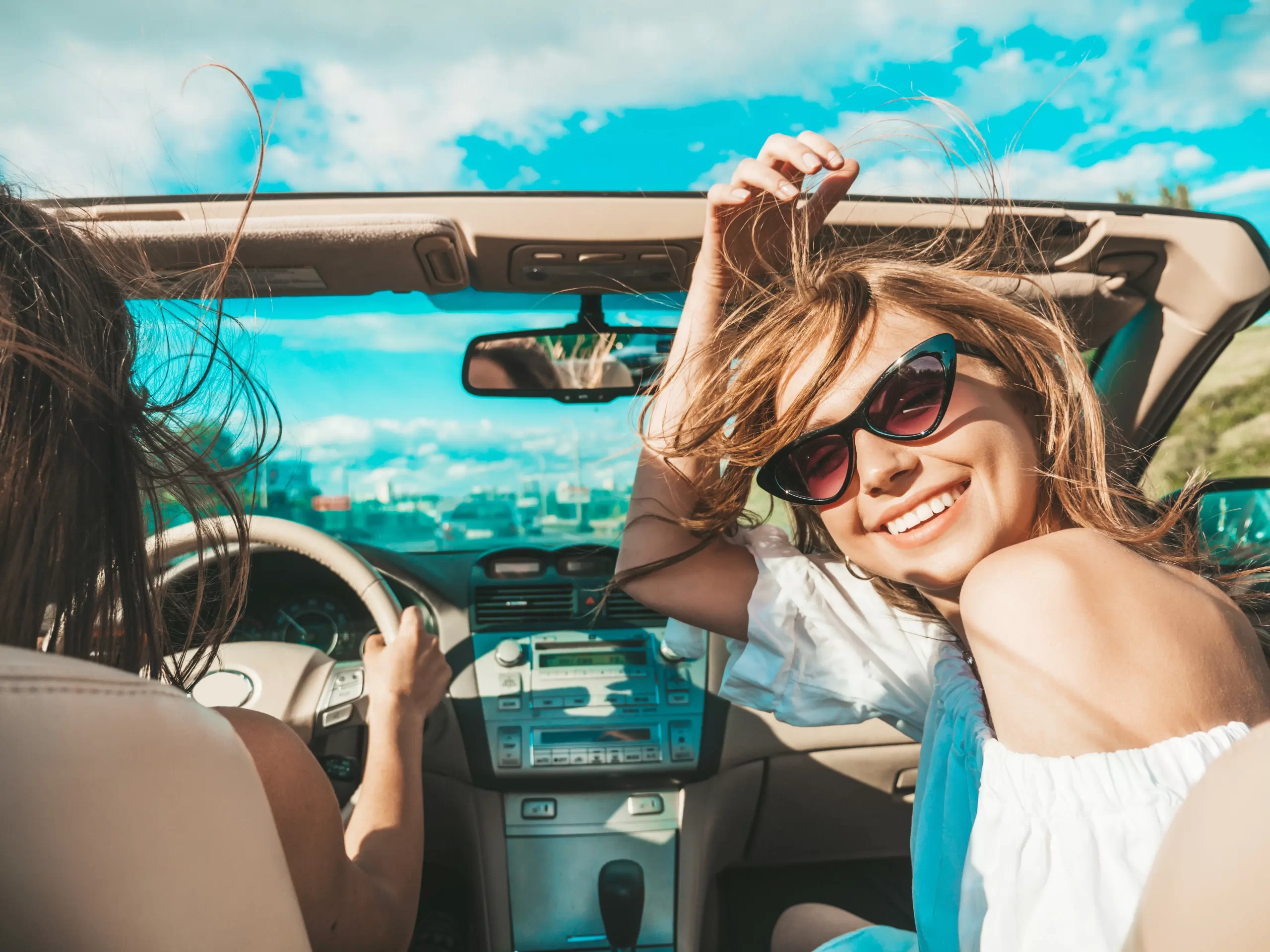 Retrato De Duas Jovens Lindas E Sorridentes Hippie Em Um Carro Conversivel