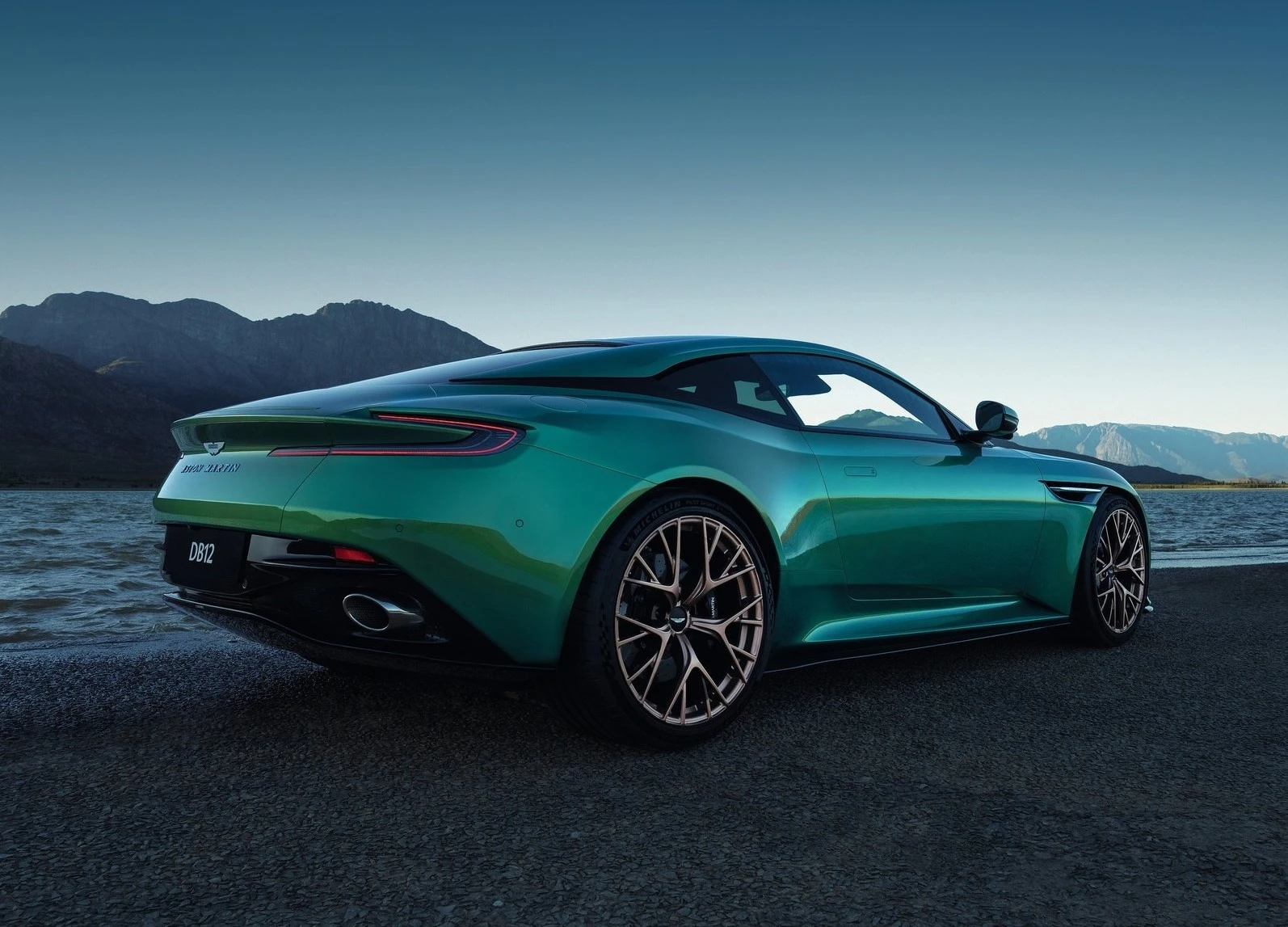 Aston Martin Db12 F4