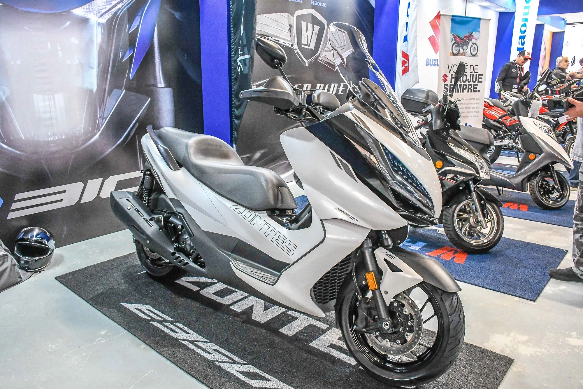 O scooterzão Zontes E350 também tem condições especiais de venda neste mês de "Black November"