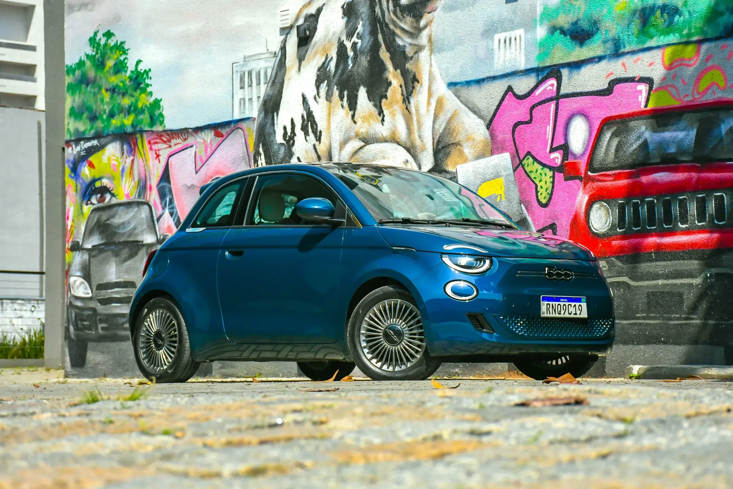 Fiat 500e está entre os cinco menores carros do Brasil, hoje