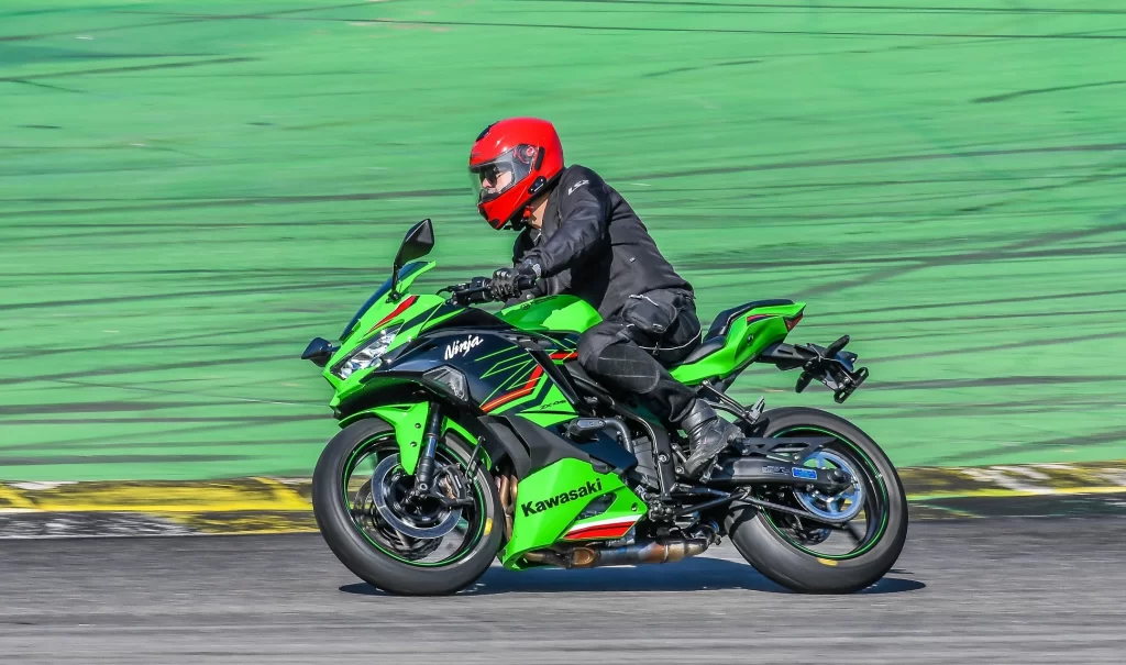 Kawasaki Ninja Zx 4r (1)