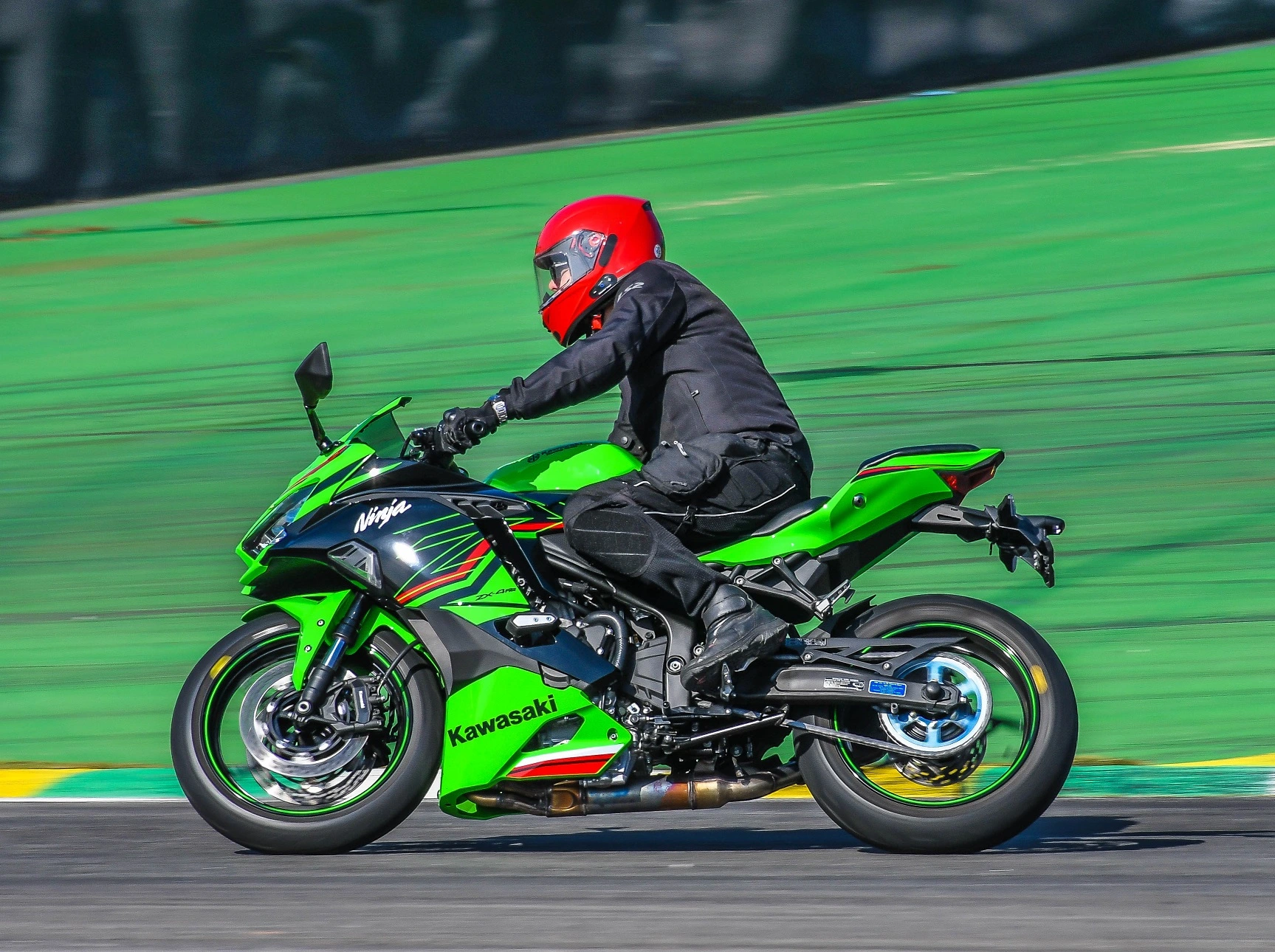 Kawasaki Ninja Zx 4r (2)