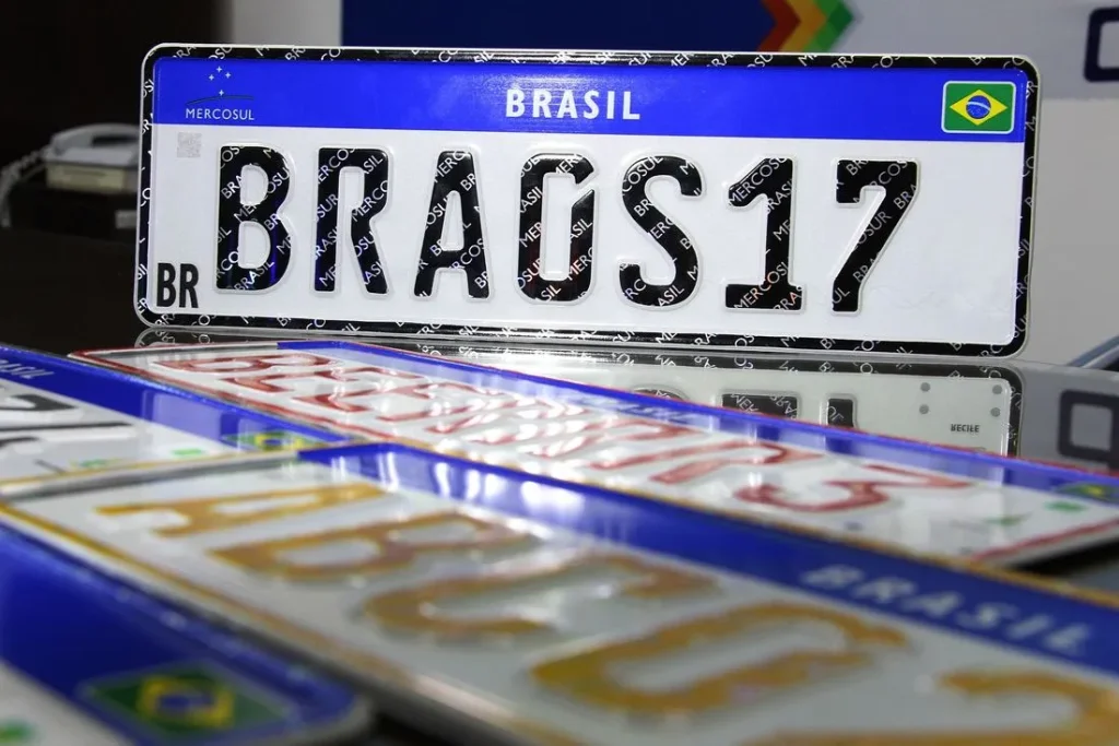 Placas de carros podem voltara ter cidade e estado